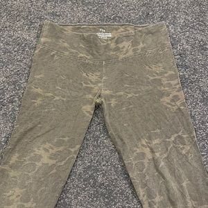 Aritzia TNA Camouflage Patterning Printed Sporty Leggings Size Medium